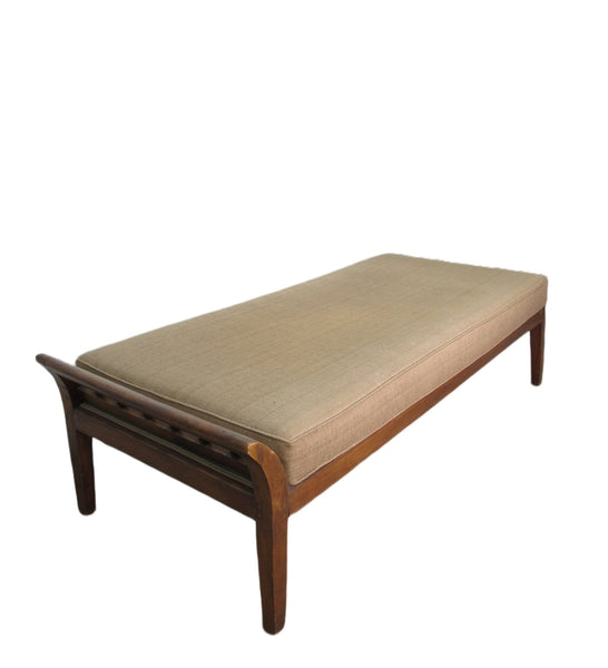Upholstered Dutch Colonia Daybed - Dyag East